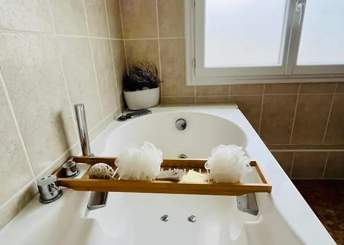 Havre De Paix Au Bord De L'eau Avec Piscine *